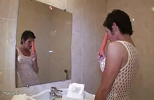 સ્ક્વર્ટિંગ પુખ્ત મમ્મી અટકી જાય છે