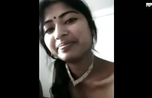 સુંદર ગર્લફ્રેન્ડ બૂબ્સ પ્રેસ