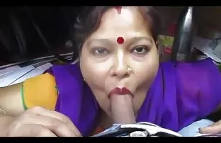 દેશી આન્ટી કમ આપે છે અને પીવે છે