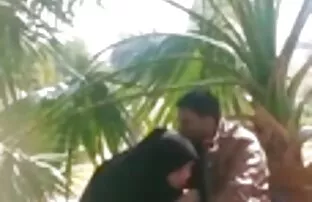 અને જાહેર ઉદ્યાનમાં કમ સુધી હેન્ડ જોબ
