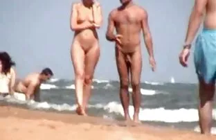 ન્યુડિસ્ટ બીચ પર સોનેરી