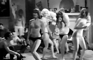 પાર્ટી ક્લાસિક: કોલેજ ગર્લ્સ 1968 સોફ્ટકોર