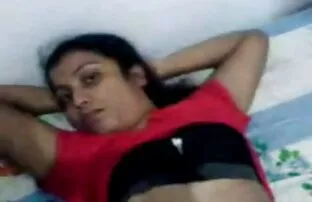 બેડ પર ગરમ ભારતીય યુવાન દંપતી ફોરપ્લે