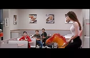 સેક્સી જેનિફર કોનેલી મેઈનસ્ટ્રીમ