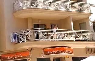 અટારી પર પેન્ટી વગર હિડન ક girlમ ગર્લ
