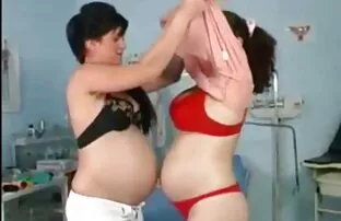સેક્સી ગર્ભવતી લેસ્બિયન્સની મજા આવે છે
