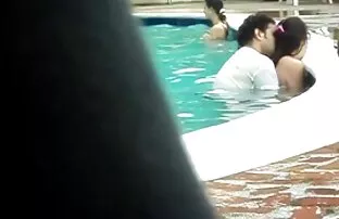પૂલ માં કોલમ્બિયન દંપતી વાહિયાત