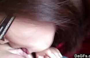 ક્યૂટ એશિયન કિશોર તેના મિત્ર પર નીચે જાય છે