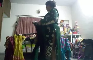 હોટ આન્ટી છુપાયેલા કamમે પર પકડાઇ