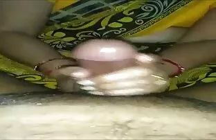 દેશી ભાભી ટોટી પર તેલ માલિશ આપતા
