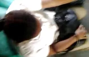 તેના હાથને ખૂબ જ ગરમ વૃદ્ધ મહિલાને સ્પર્શ કરો