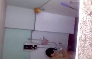 મારી બહેનને સ્નાન કર