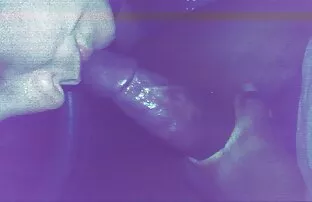 મોટા બ્લેક ડિક પ્રેમી કારમાં ચૂસે છે