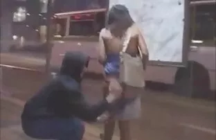 શેરીમાં મહિલાઓને ઉતારવી