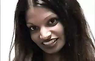 સુંદર ડિપિંગ ભારતીય બાળક