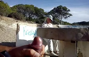 દાદીની સામે આંચકો મારવો