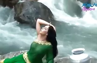 દેશી ગર્લ ઇન ટ્રાન્સપરન્ટ વેટ સાડી બતાવતા ટિચ. હોટ શો