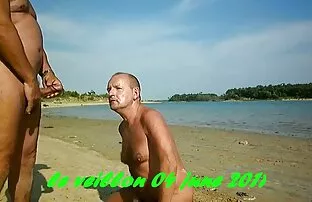 સમુદ્રતટ પર ફરવા