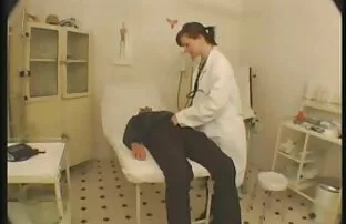 સ્ત્રી ડ doctorક્ટર તેના દર્દીઓના ટોટી પર ચૂસે છે.