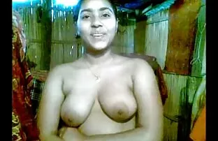 ક્યૂટ ભારતીય છોકરી તેના હોટ બબ્સ બતાવી રહી છે