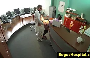 હોસ્પિટલના ઇન્સ્પેક્ટર ડેસ્ક પર ડોક્ટર