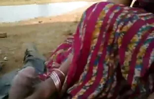 અસંતોષવાળી ગૃહિણી પતિના મિત્રને ચૂસે છે