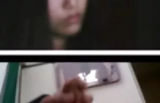 કોરિયન છોકરી મને કમ જોઈ રહી છે