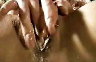 સ્ત્રીમાં ભીની ક્રીમી ઓર્ગેઝમ હોય છે