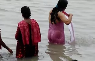 ગંગા સ્નાન કરતો પકડાયો