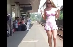 સુંદર મોડેલ ઝળહળતું