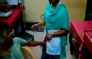 આંગળીવાળા ટેકનિશિયન લેડી ડોક્ટર
