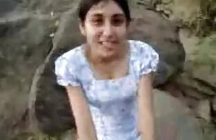 શ્રીલંકન છોકરી મૌખિક સેક્સ આપે છે