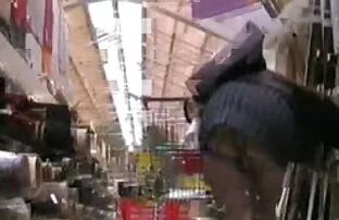 પેન્ટી વગર સ્ટોકિંગ્સમાં આગળ ખરીદી