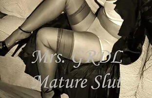 પરિપક્વ slut રેટ્રો લgeંઝરી સ્લાઇડશો રમે છે