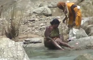 હિડન કેમ સાથે નદીમાં લેડી આઉટડોર બાથિંગ