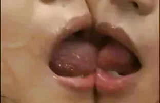 એશિયન લેસ્બિયન કિસ