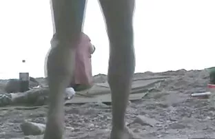 બીચ પર કલાપ્રેમી દંપતી