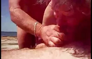 બીચ પર તેના કમ સહાય કરો