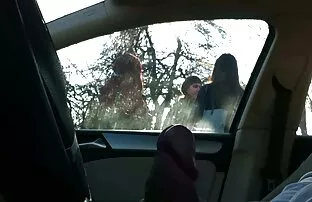 કાર એક બસ સ્ટોપ પર 4 છોકરીઓ ફ્લેશ