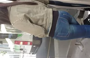 બસ સ્ટોપ પર ટીન ગર્લ પર કમ