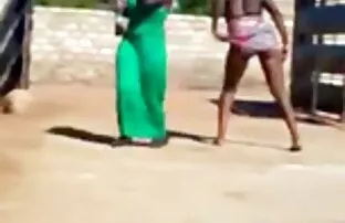આફ્રિકન છોકરીઓ નૃત્ય કરે છે
