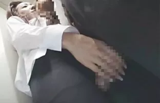 લિફ્ટ 2 માં જાપાની છોકરી