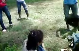 કિશોર છોકરાએ થરકી કાકાને પકડ્યો