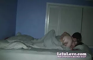 લવ-સ્નીકી રૂમમેટ સેક્સ લવને આવરી લે છે