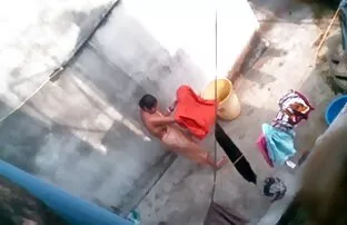 બંગાળી માતા સ્નાન કરે છે