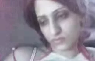 તે ચરબી અરેબ બિલાડી સાથે રમે છે