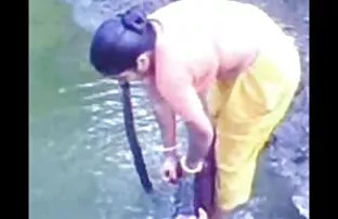 જાહેરમાં નહાતા બાંગ્લા દેશી ગામ ભાભી