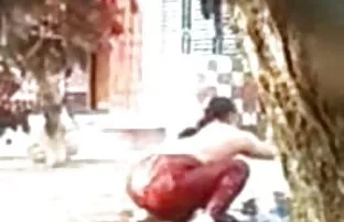 ગોળમટોળ ચહેરાવાળું કાકી, સ્નાન