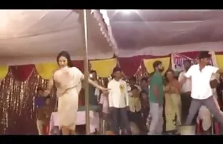 નગ્ન ભીનું નૃત્ય