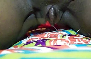 કલાપ્રેમી કાળી બિલાડી ટપકતી